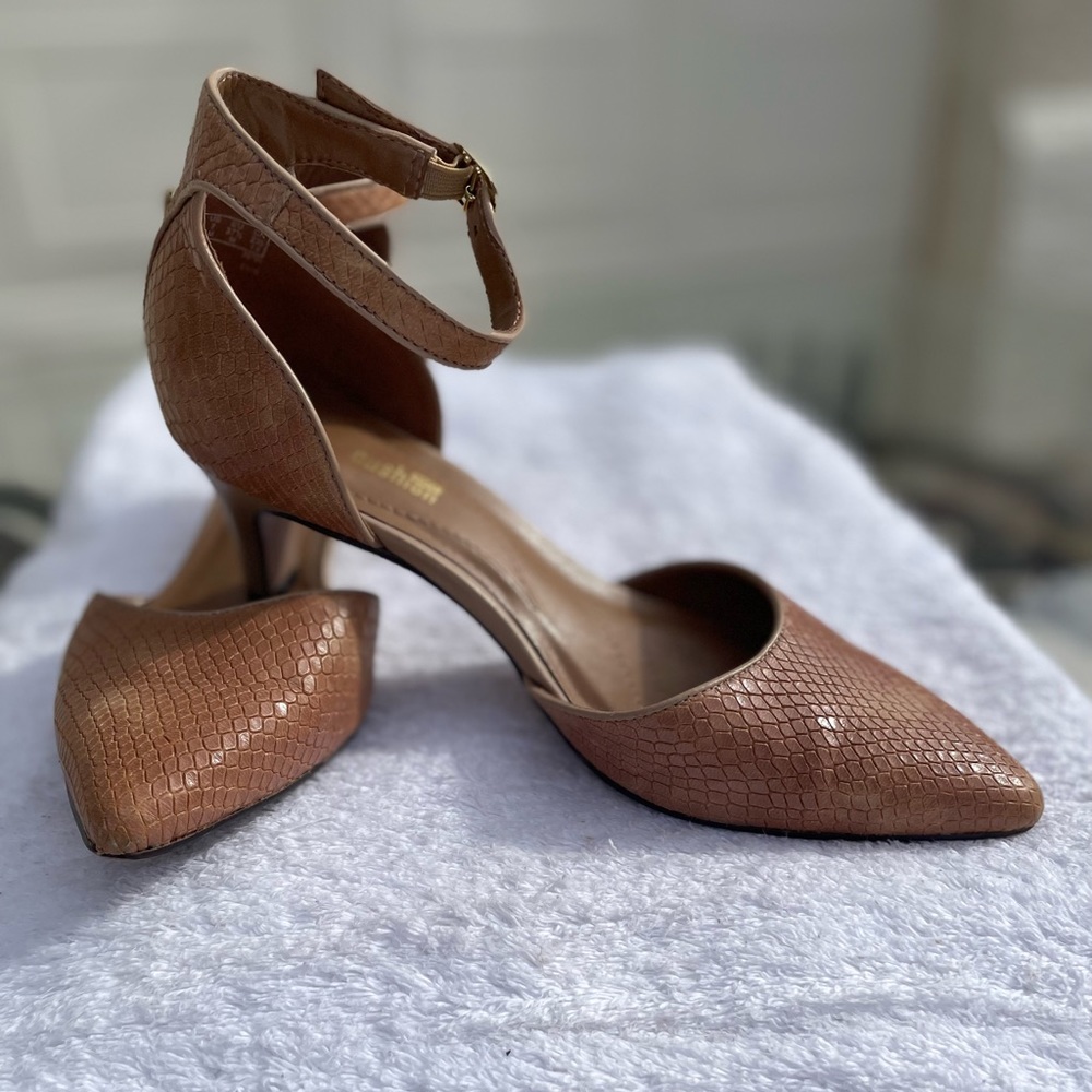 Tan pointy heals size 7